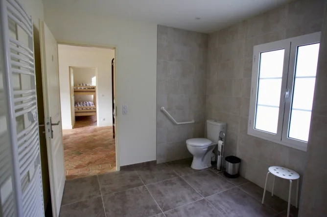Large bathroom fully accessible to wheelchairs