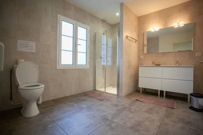 Large bathroom fully accessible to wheelchairs