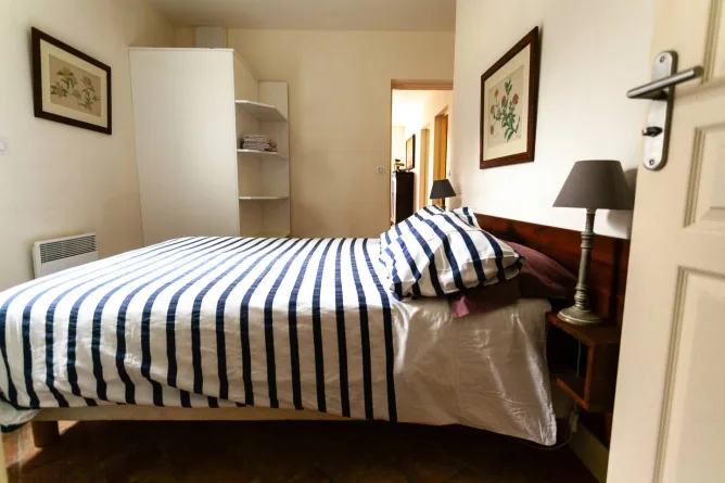 Room with 140x190 bed, with private bathroom