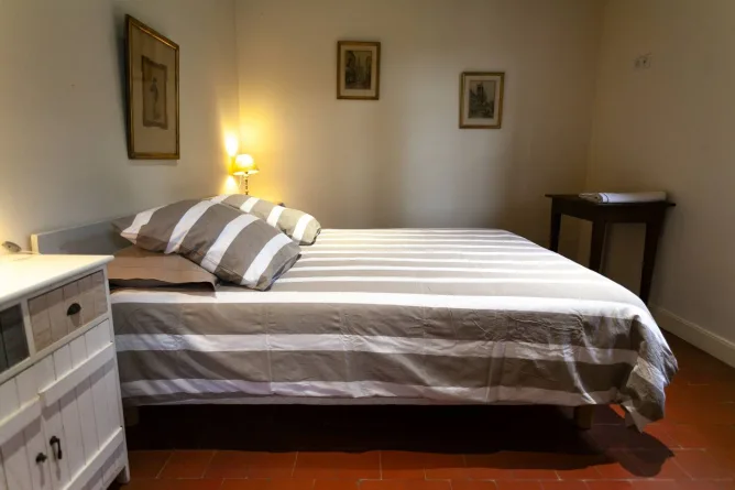 Room with 160x190 double bed with garden view