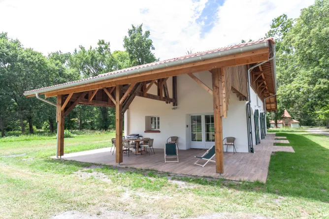 Terrasse principale du gîte de l'Atelier à Darricau, Aureilhan, Landes