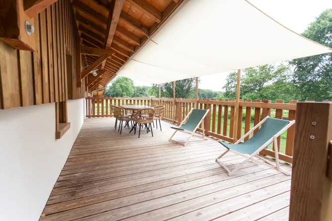 Grande terrasse suspendue du gîte le Grenier au domaine Darricau