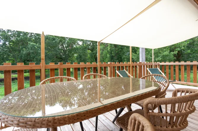 Grande terrasse suspendue du gîte le Grenier au domaine Darricau