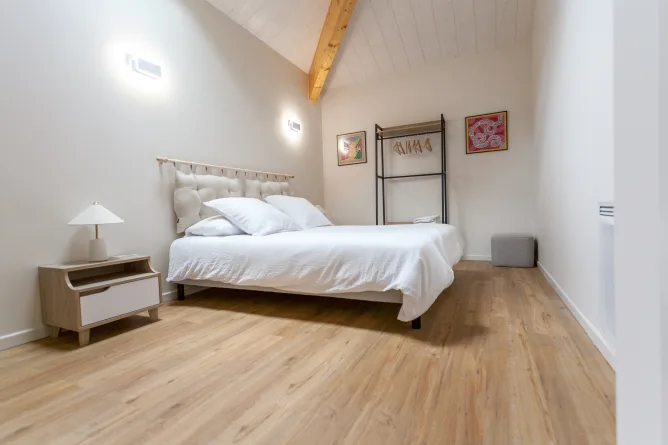 Bedroom with Queen Size bed