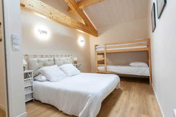 Bedroom with a double bed (140cm) and two bunk beds