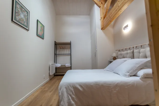 Bedroom with a double bed (140cm) and two bunk beds
