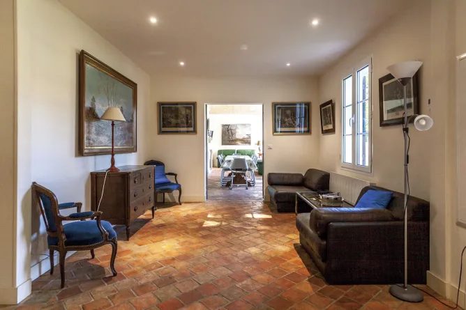 Building entrance with lounge