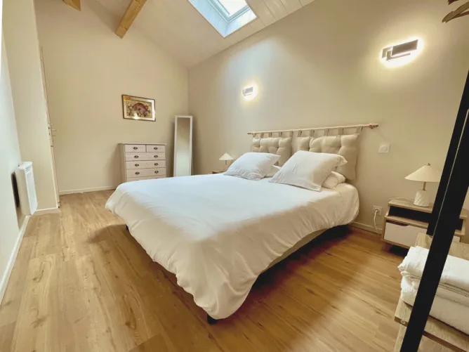 Bedroom with Queen Size bed