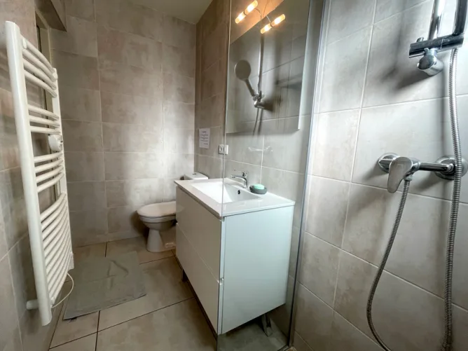 Bathroom adjoining bedroom 2 seen from the shower