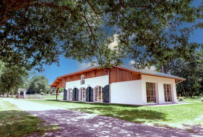 Exterior view of the Atelier gîte in Darricau, Aureilhan, Landes