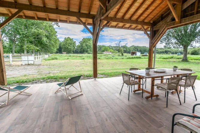 Terrasse principale du gîte de l'Atelier à Darricau, Aureilhan, Landes